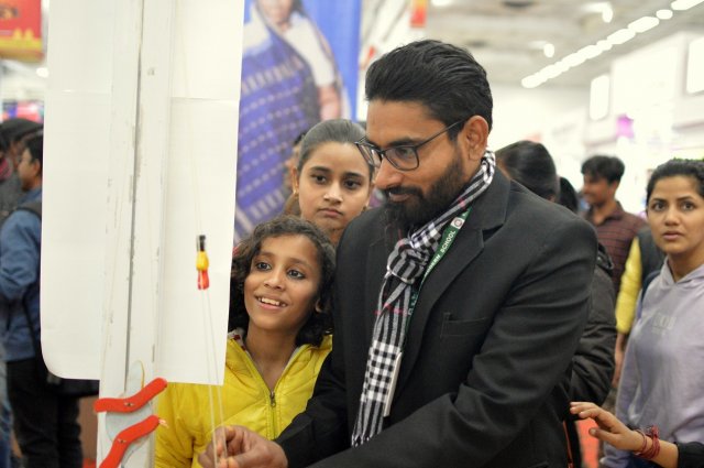 अरे वाह! ये गुड्डा तो ऊपर चढ़ता जा रहा है.